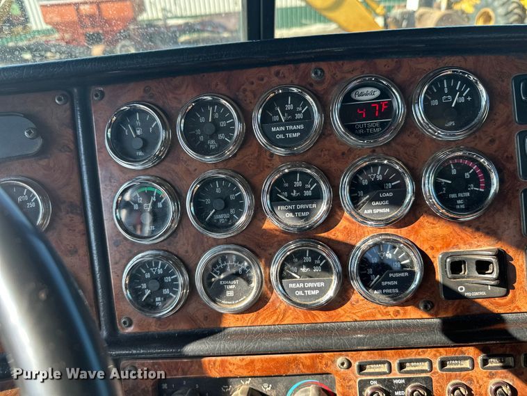 image for item FK1607 2003 Peterbilt 379 semi truck
