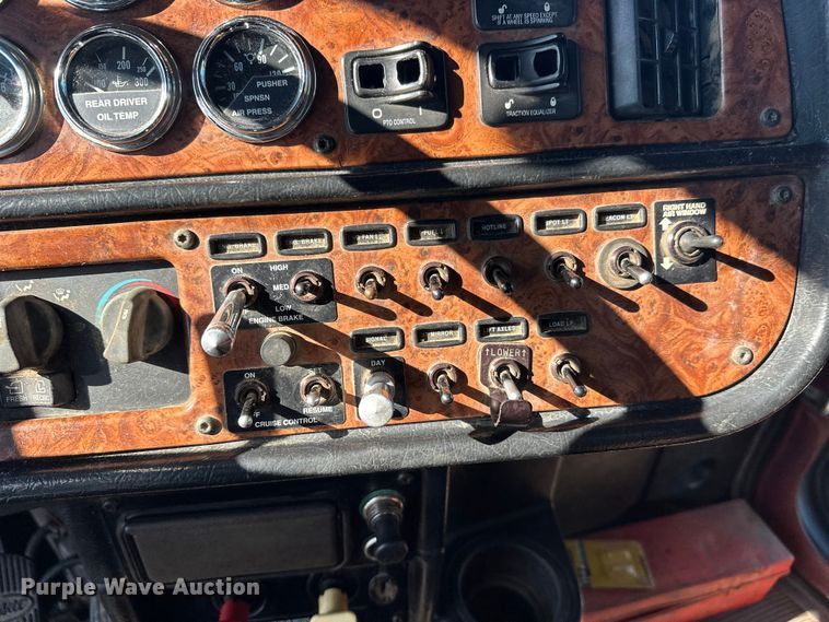 image for item FK1607 2003 Peterbilt 379 semi truck