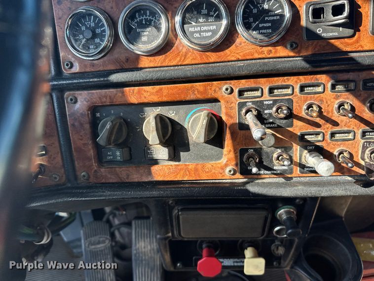 image for item FK1607 2003 Peterbilt 379 semi truck