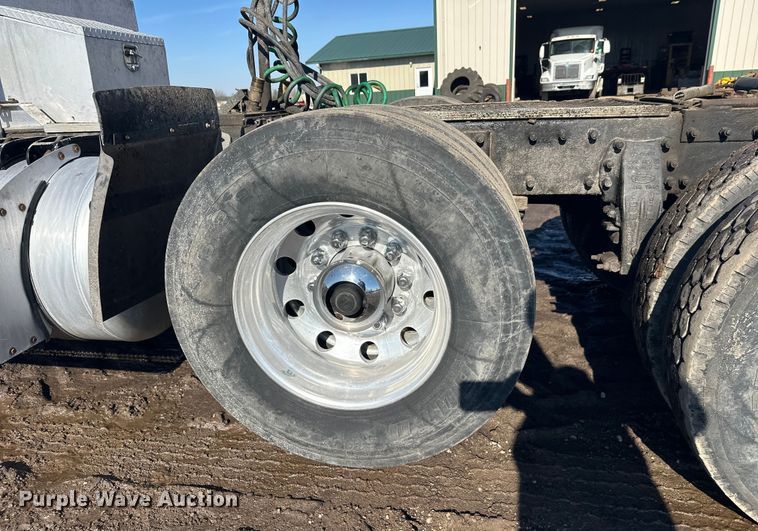 image for item FK1607 2003 Peterbilt 379 semi truck