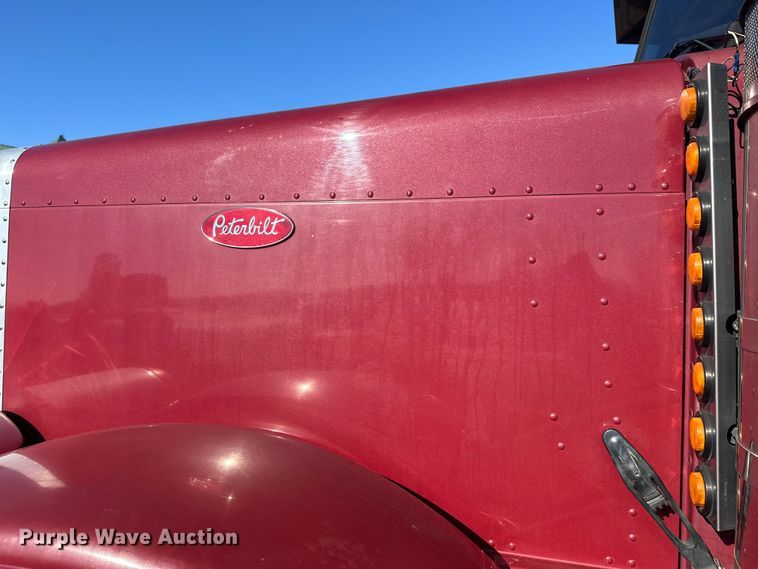 image for item FK1609 2000 Peterbilt 379 semi truck