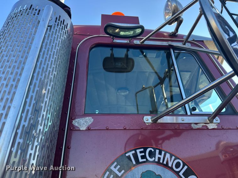 image for item FK1609 2000 Peterbilt 379 semi truck