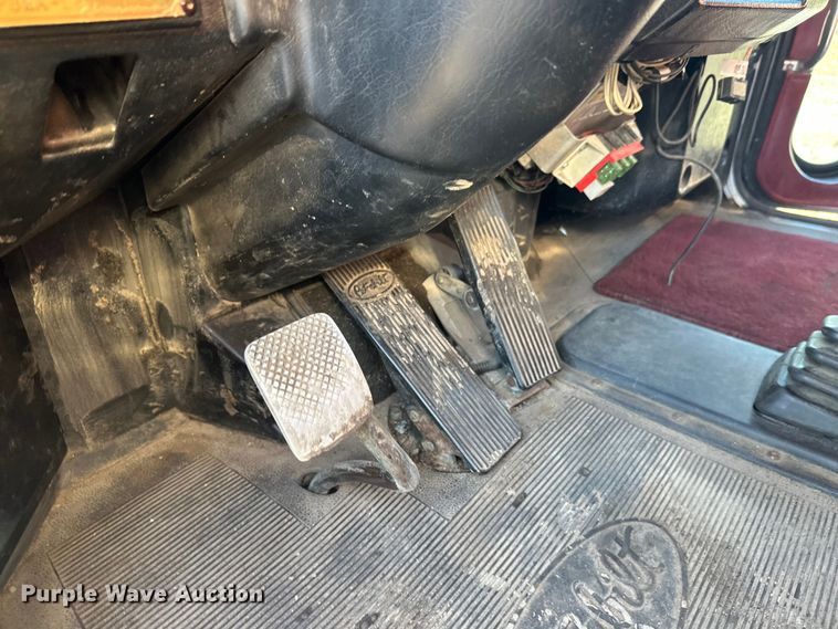 image for item FK1609 2000 Peterbilt 379 semi truck