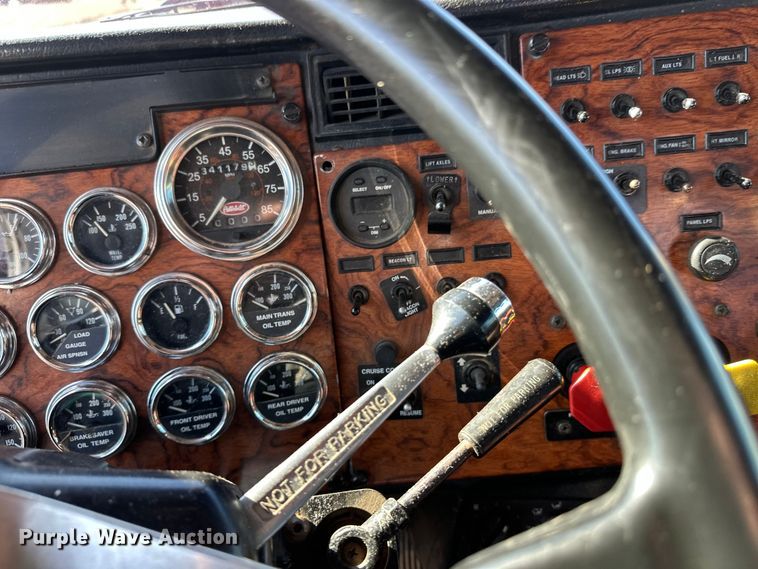 image for item FK1609 2000 Peterbilt 379 semi truck