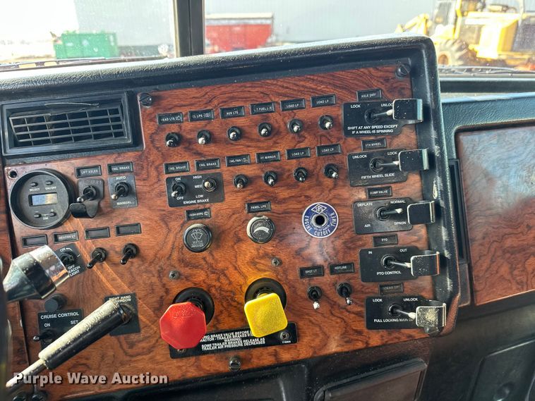 image for item FK1609 2000 Peterbilt 379 semi truck