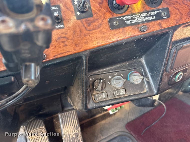 image for item FK1609 2000 Peterbilt 379 semi truck