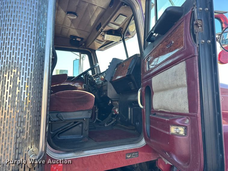 image for item FK1609 2000 Peterbilt 379 semi truck