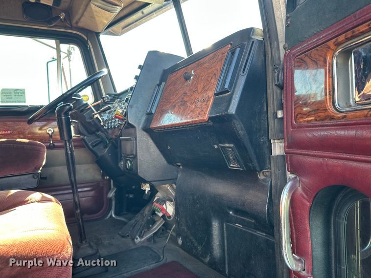 image for item FK1609 2000 Peterbilt 379 semi truck