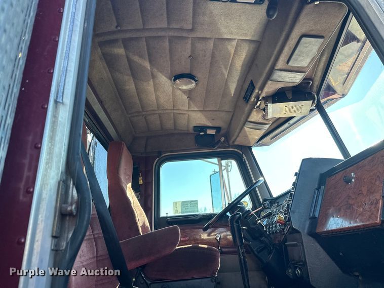 image for item FK1609 2000 Peterbilt 379 semi truck