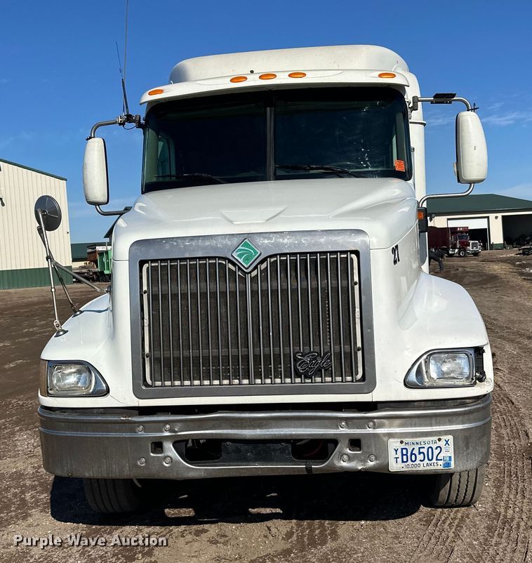 image for item FK1634 2000 International 9200i semi truck