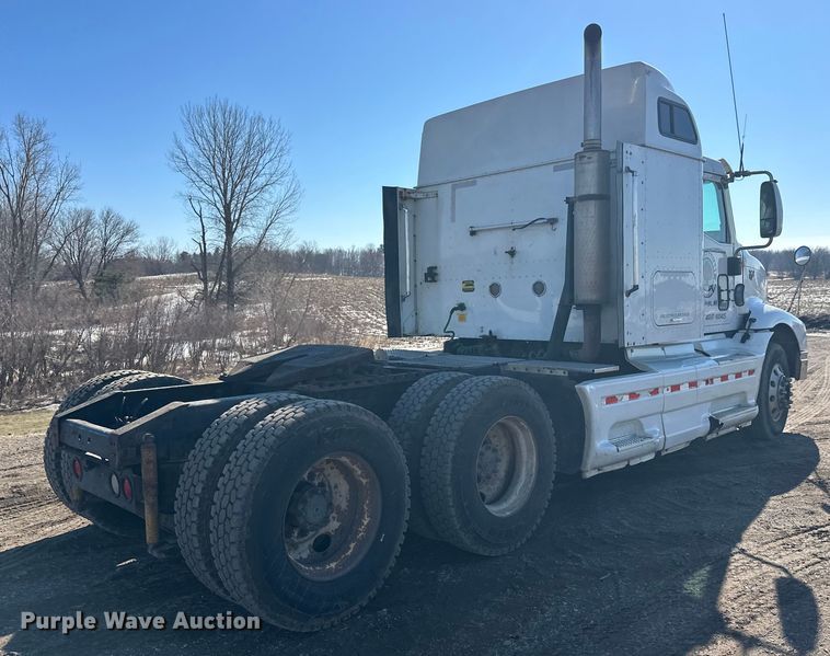 image for item FK1634 2000 International 9200i semi truck