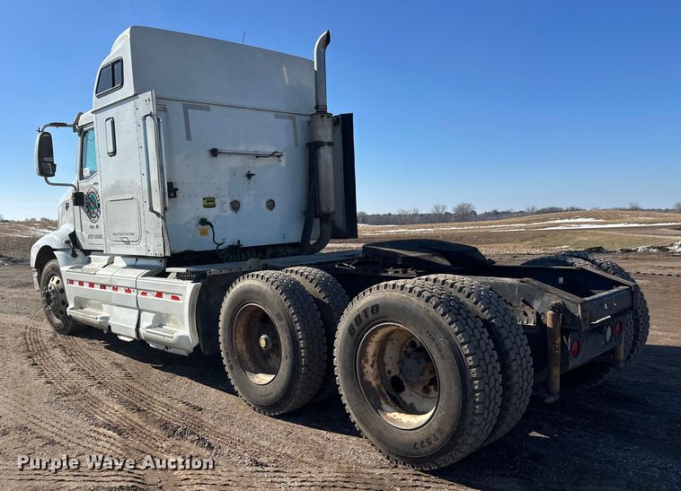 image for item FK1634 2000 International 9200i semi truck