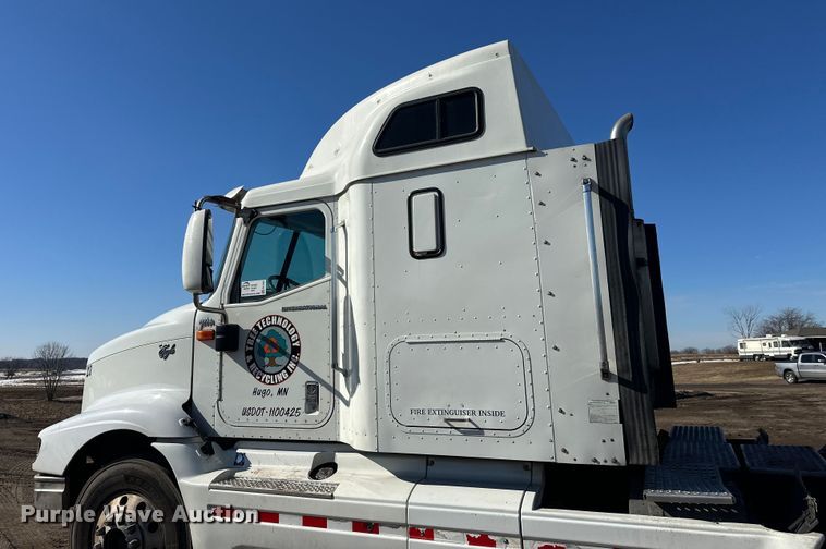 image for item FK1634 2000 International 9200i semi truck