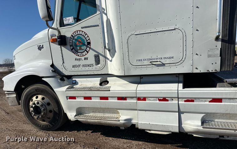 image for item FK1634 2000 International 9200i semi truck