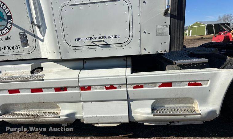 image for item FK1634 2000 International 9200i semi truck