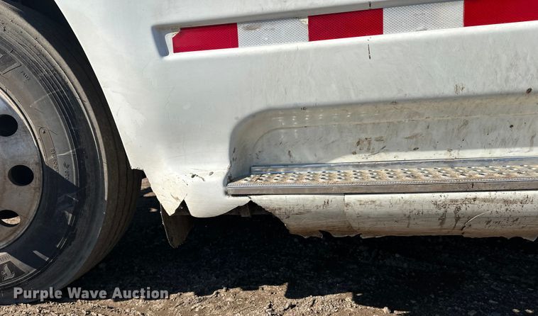 image for item FK1634 2000 International 9200i semi truck