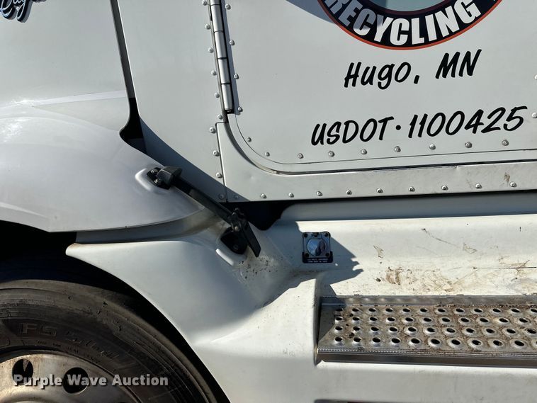 image for item FK1634 2000 International 9200i semi truck