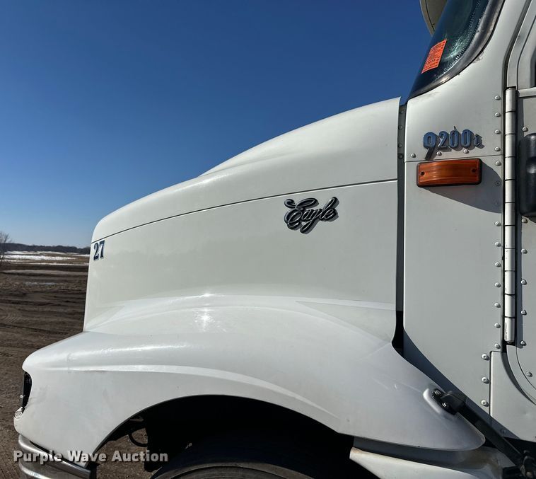 image for item FK1634 2000 International 9200i semi truck