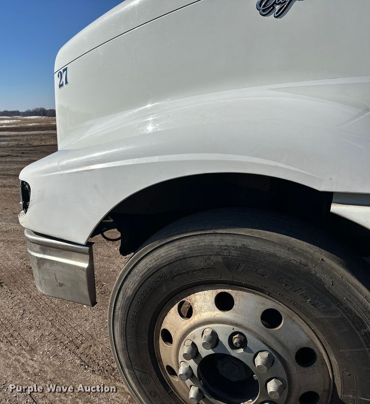 image for item FK1634 2000 International 9200i semi truck