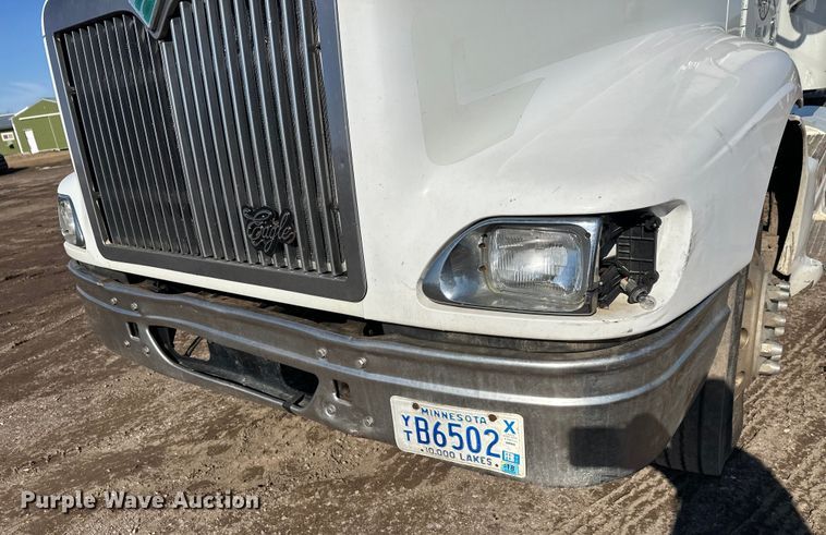 image for item FK1634 2000 International 9200i semi truck