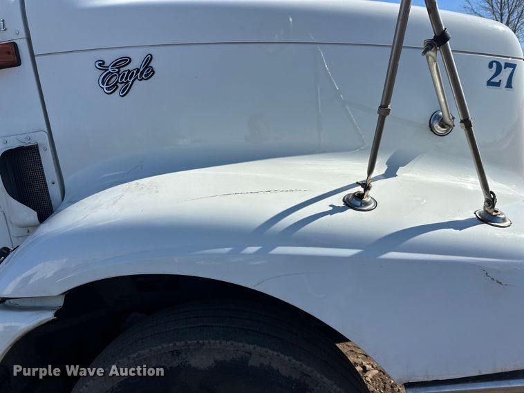 image for item FK1634 2000 International 9200i semi truck