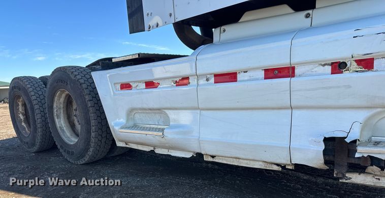 image for item FK1634 2000 International 9200i semi truck