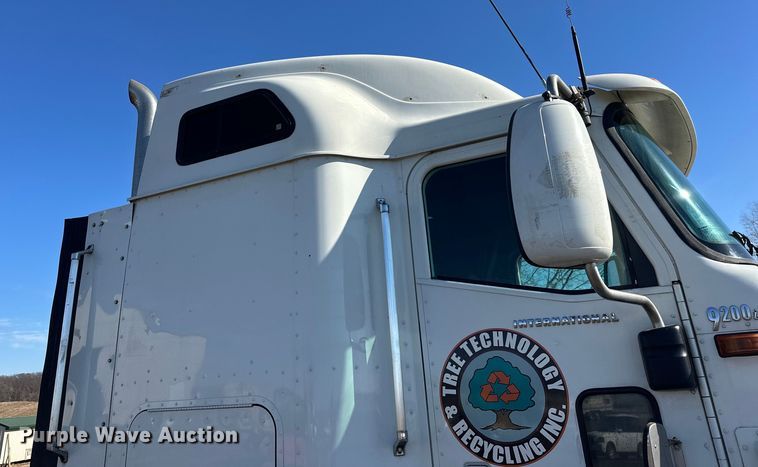 image for item FK1634 2000 International 9200i semi truck