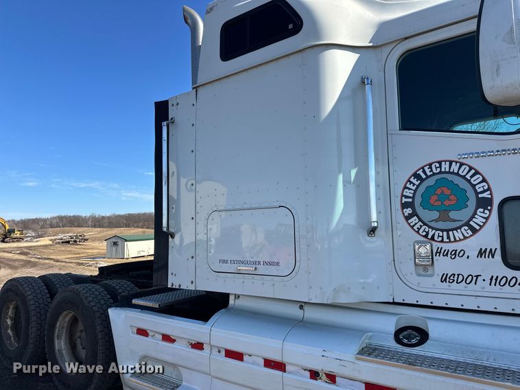 image for item FK1634 2000 International 9200i semi truck