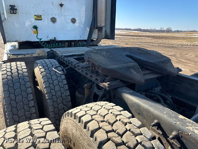 image for item FK1634 2000 International 9200i semi truck