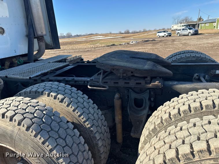 image for item FK1634 2000 International 9200i semi truck