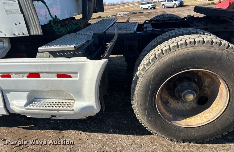 image for item FK1634 2000 International 9200i semi truck