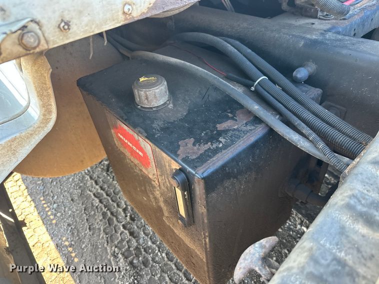 image for item FK1634 2000 International 9200i semi truck