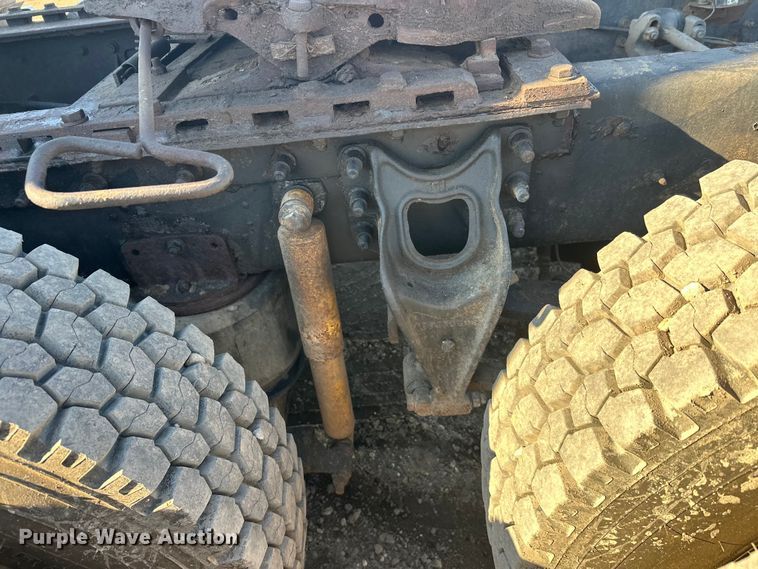 image for item FK1634 2000 International 9200i semi truck