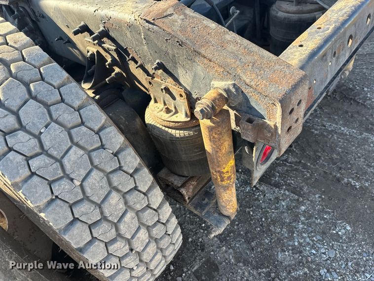 image for item FK1634 2000 International 9200i semi truck