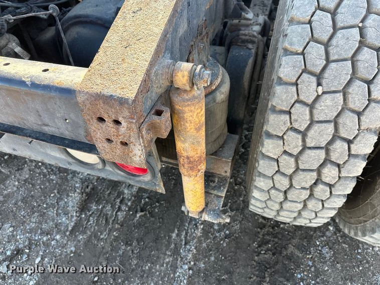 image for item FK1634 2000 International 9200i semi truck