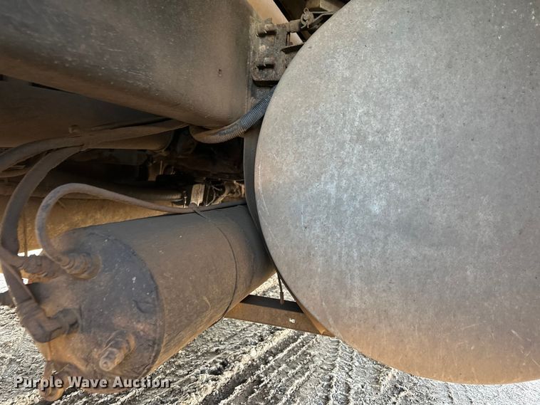 image for item FK1634 2000 International 9200i semi truck