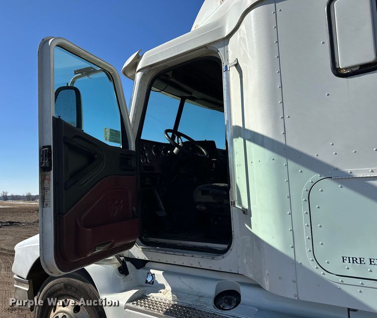 image for item FK1634 2000 International 9200i semi truck