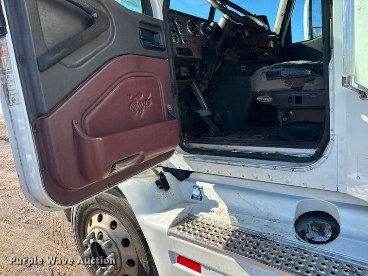 image for item FK1634 2000 International 9200i semi truck