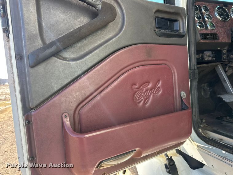 image for item FK1634 2000 International 9200i semi truck