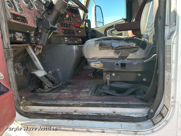 image for item FK1634 2000 International 9200i semi truck