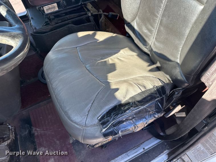 image for item FK1634 2000 International 9200i semi truck