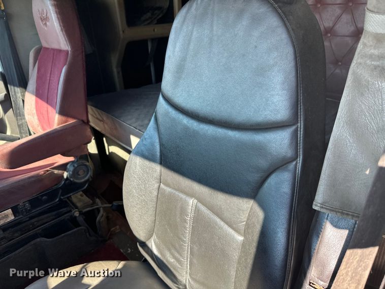 image for item FK1634 2000 International 9200i semi truck