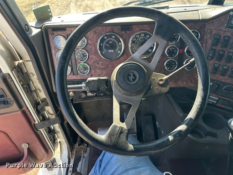 image for item FK1634 2000 International 9200i semi truck