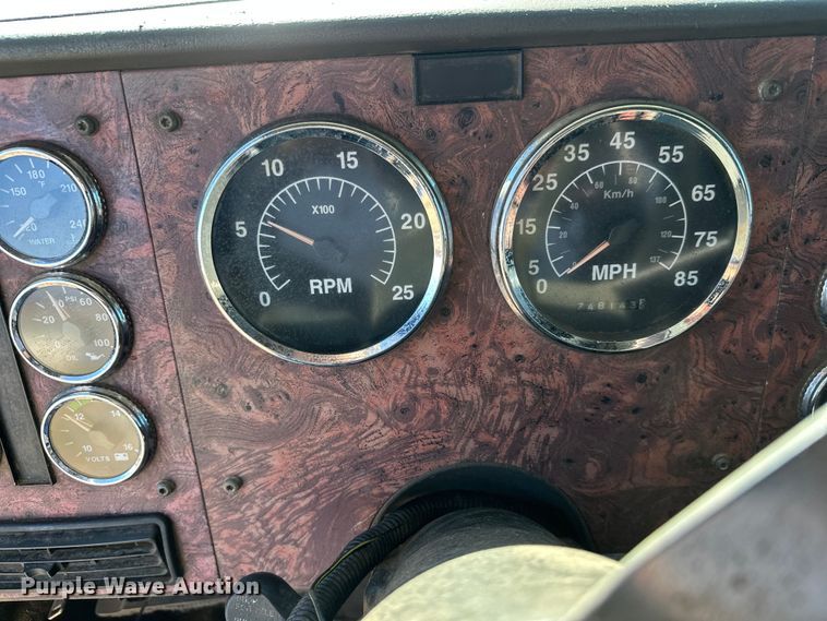 image for item FK1634 2000 International 9200i semi truck