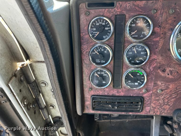 image for item FK1634 2000 International 9200i semi truck