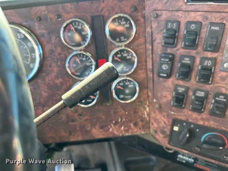 image for item FK1634 2000 International 9200i semi truck