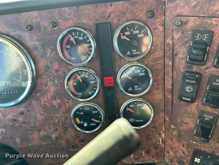 image for item FK1634 2000 International 9200i semi truck