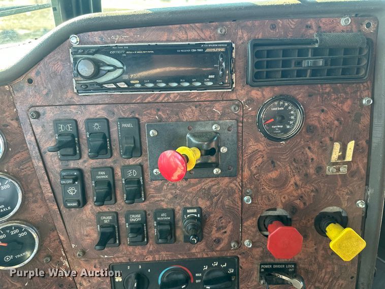 image for item FK1634 2000 International 9200i semi truck