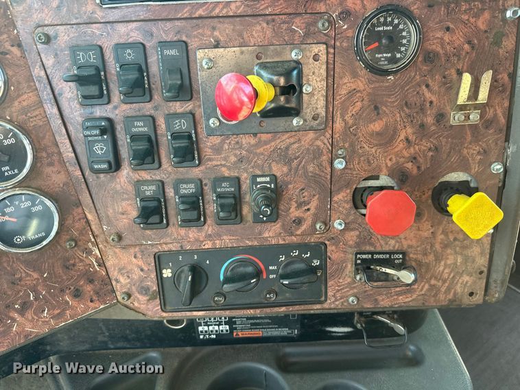 image for item FK1634 2000 International 9200i semi truck