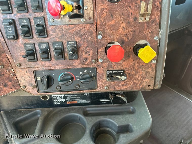 image for item FK1634 2000 International 9200i semi truck